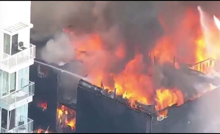 Voraz incendio sacude Dallas tras una explosión