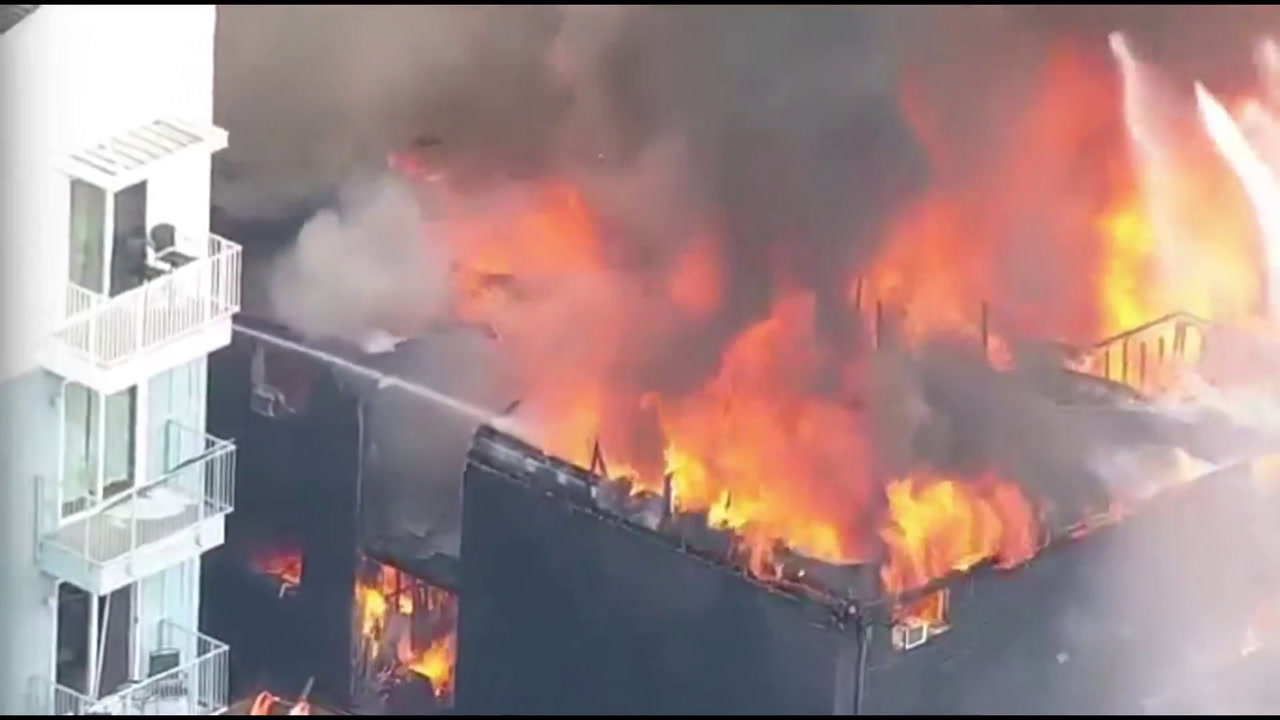 Voraz incendio sacude Dallas tras una explosión