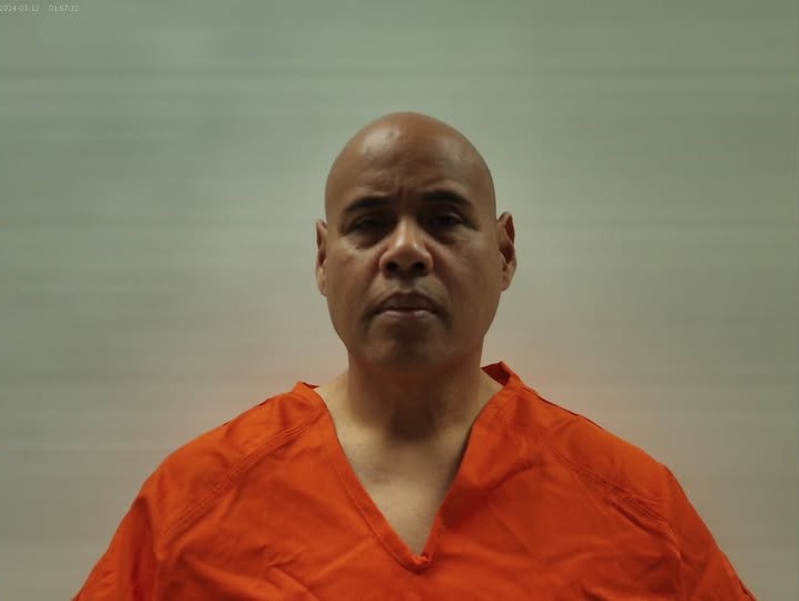 Agente de ICE arrestado por disparar a migrante venezolano