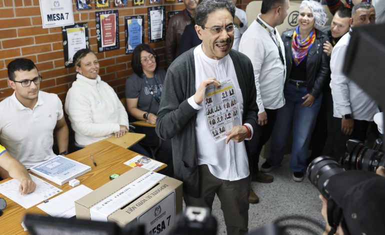 Cepeda ejerce su voto y llama a participar en elecciones