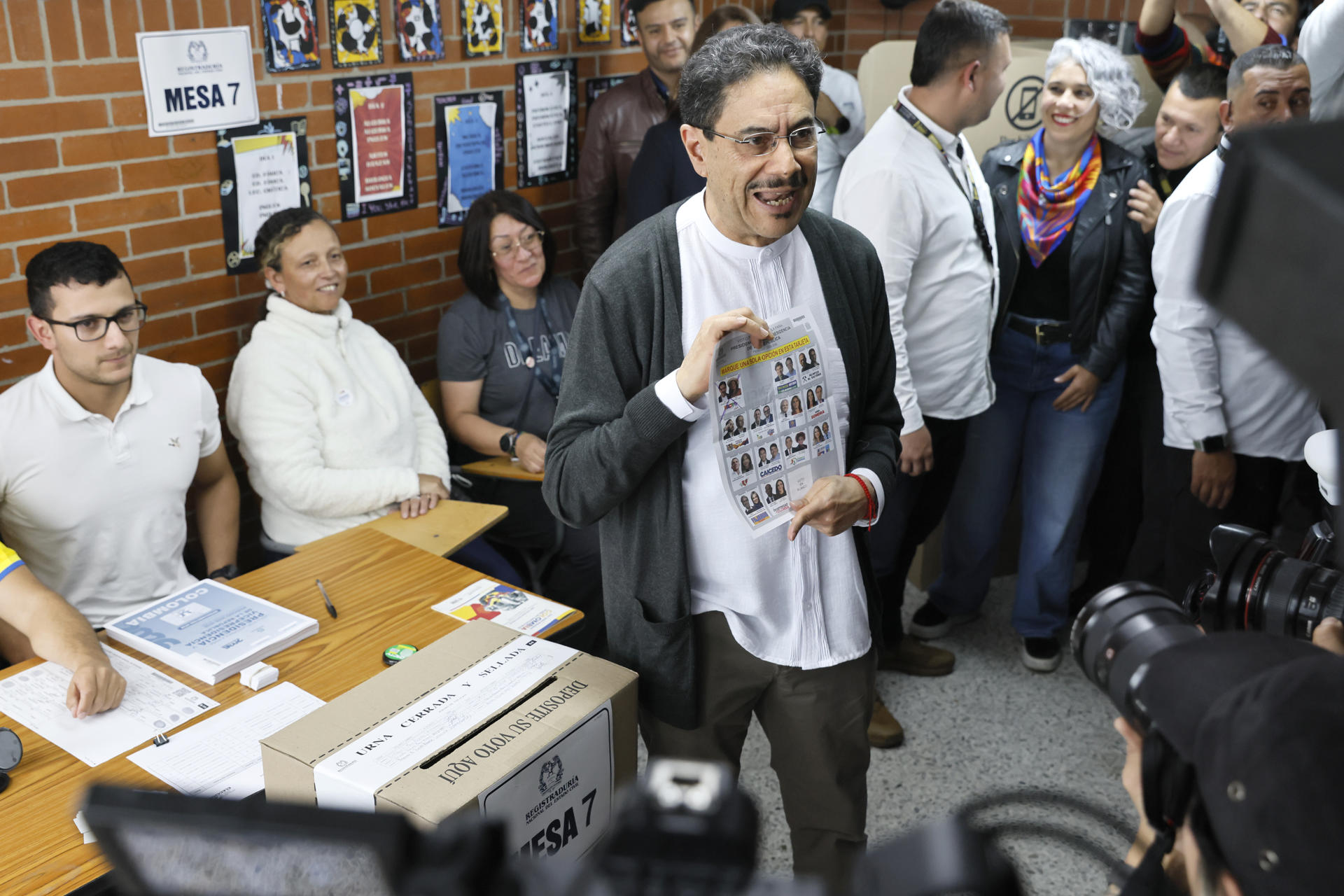 Cepeda ejerce su voto y llama a participar en elecciones