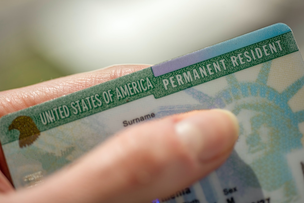 DHS aclara proceso para obtener la residencia