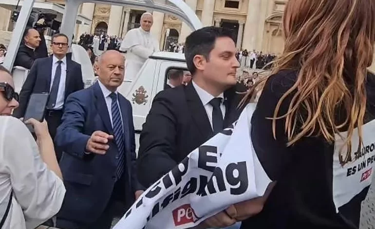 Detienen a dos activistas que intentaron boicotear al Papa