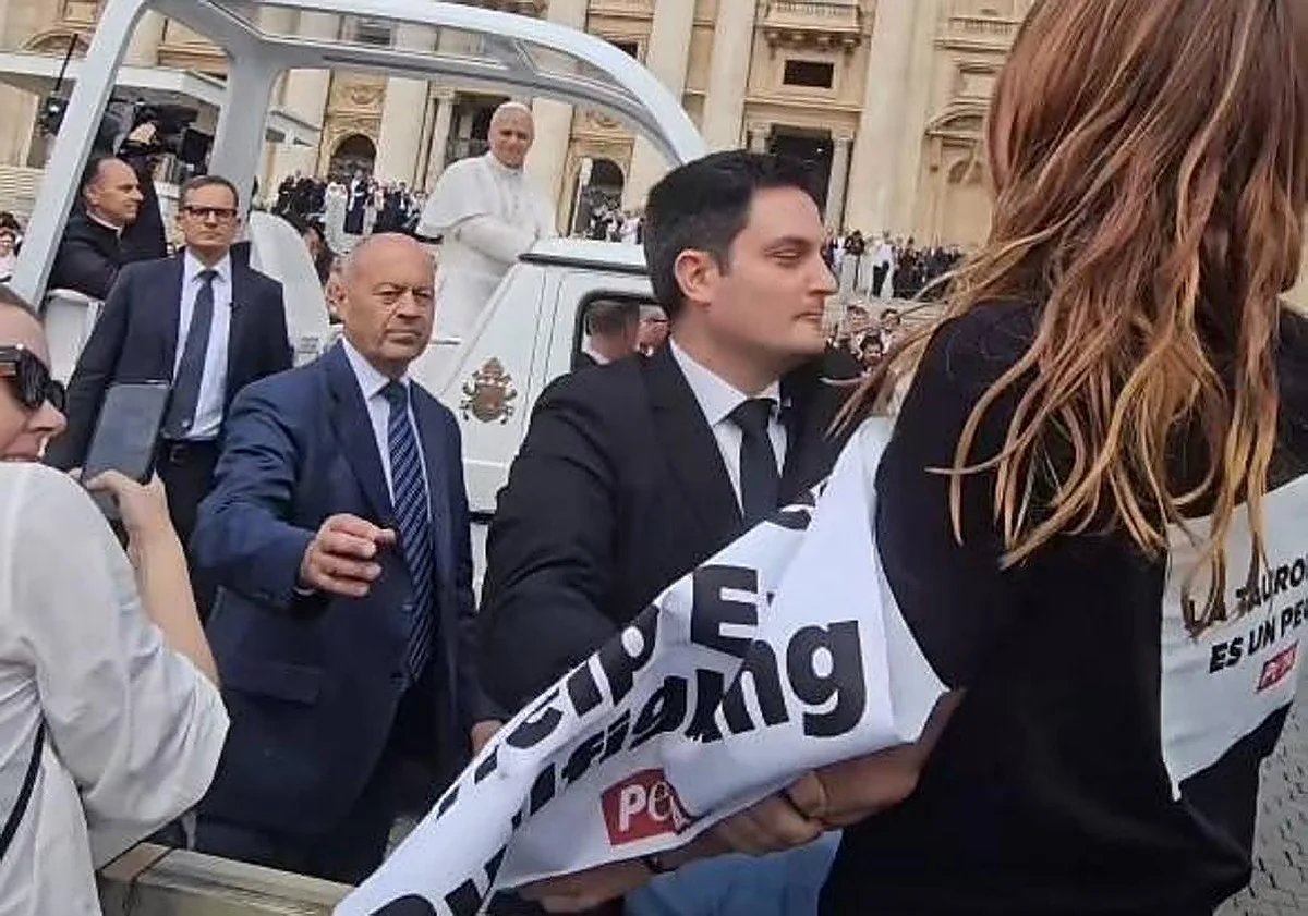 Detienen a dos activistas que intentaron boicotear al Papa