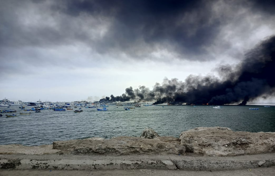 Incendio destruye 30 embarcaciones en Manta