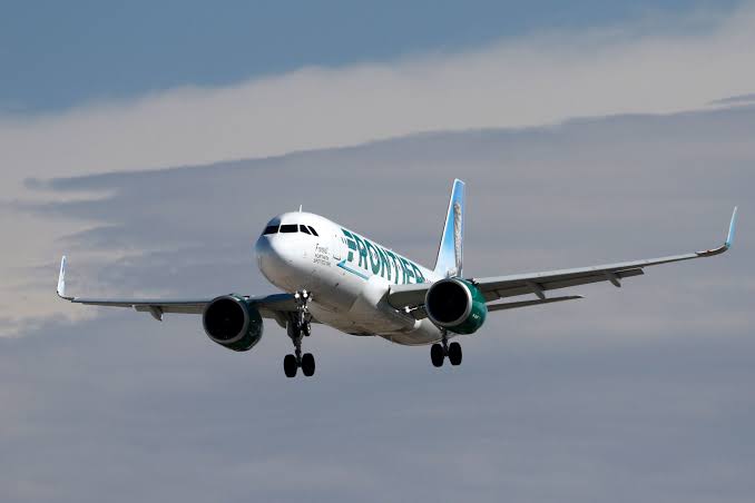 Pasajeros reducen a hombre en pleno vuelo