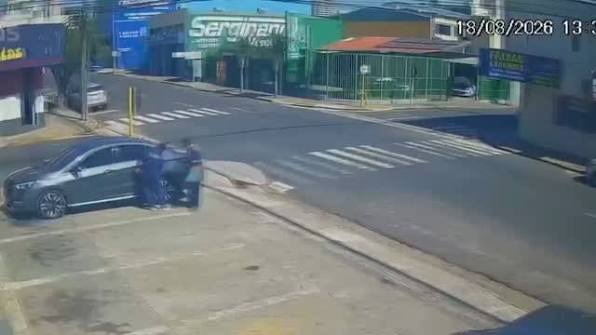 Accidente insólito: auto sale despedido y aparca perfecto en agencia