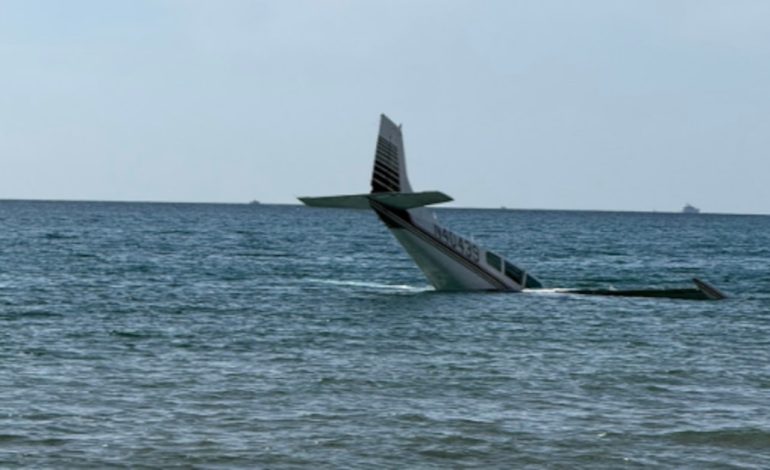 Avioneta ameriza de emergencia frente a una playa en Boca Ratón