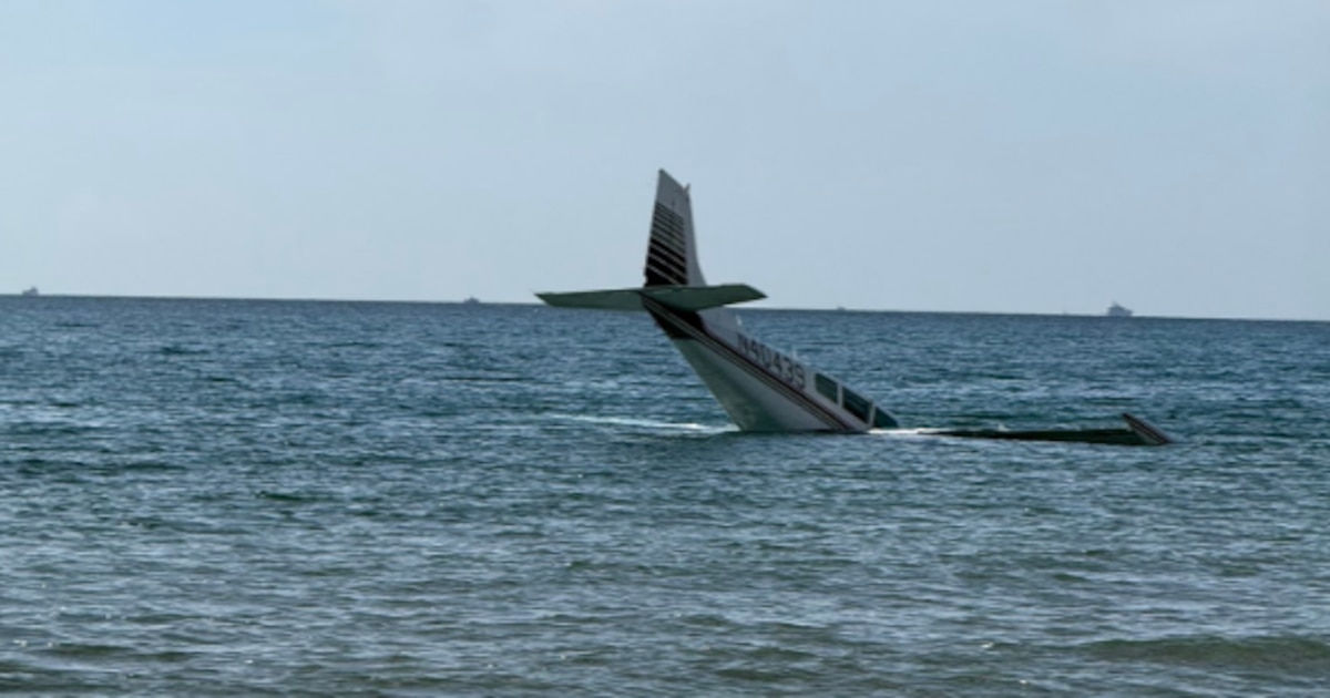 Avioneta ameriza de emergencia frente a una playa en Boca Ratón