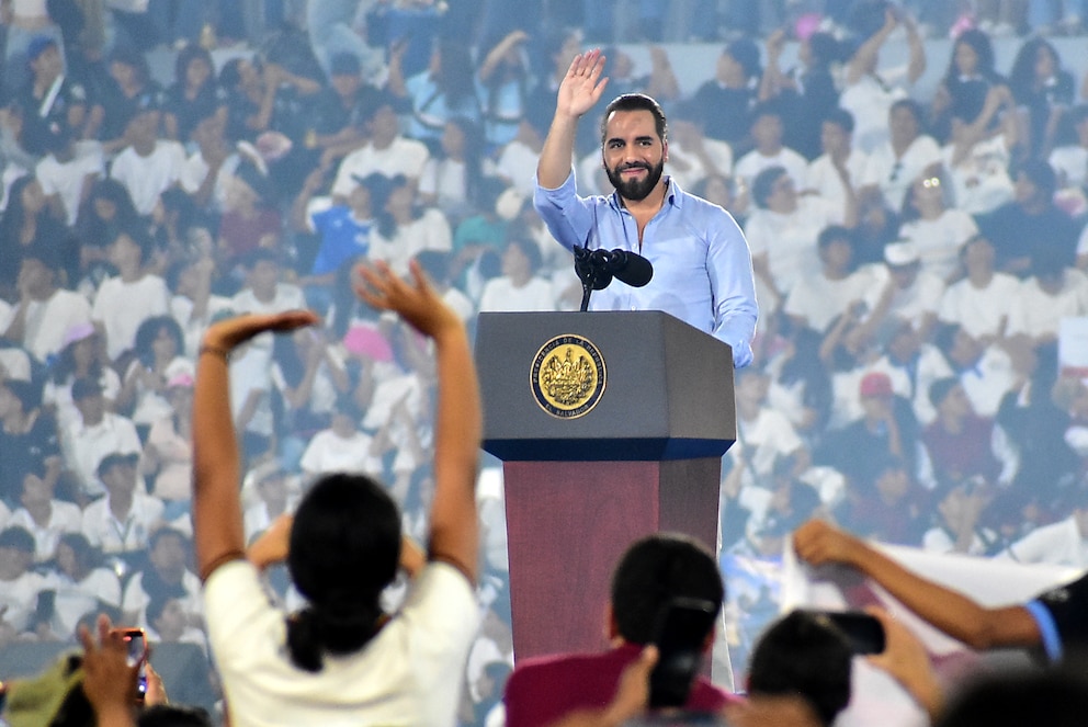 Bukele anuncia 50 mil becas para jóvenes salvadoreños
