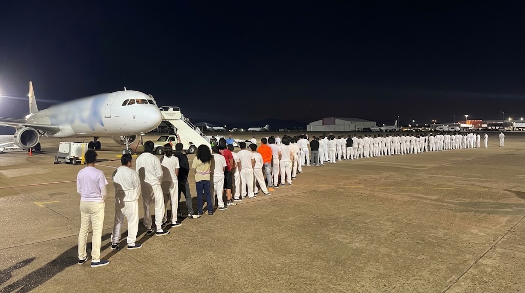 EE.UU. deporta venezolanos a África: una nueva crueldad de Trump