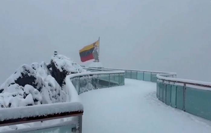 El Pico Espejo viste de blanco y sorprende a los visitantes