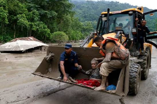 El drama de Nepal en una imagen: Mujer de la tercera edad rescatada en excavadora
