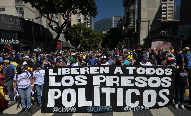 Familiares de presos políticos rompen cerco policial en Caracas