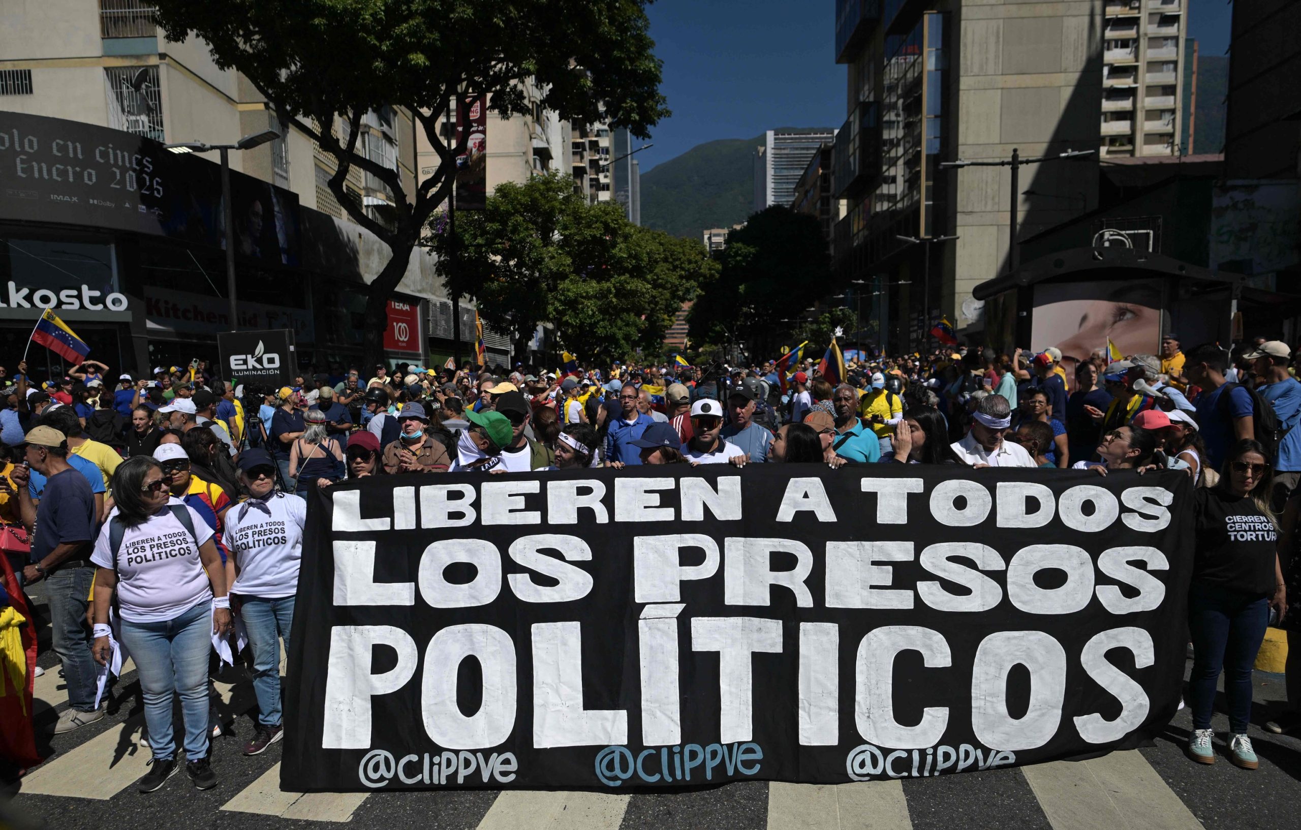 Familiares de presos políticos rompen cerco policial en Caracas