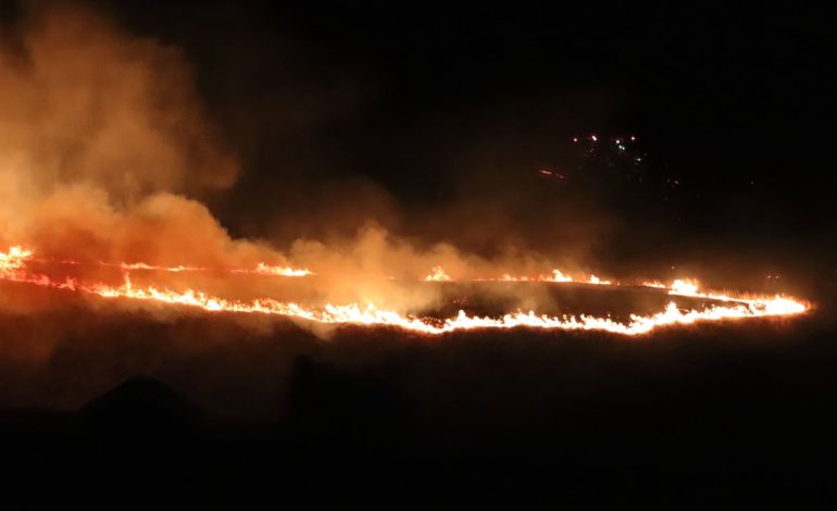 Fuego amenaza estructuras en South Ogden