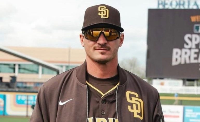 ICE libera a entrenador venezolano de los Padres
