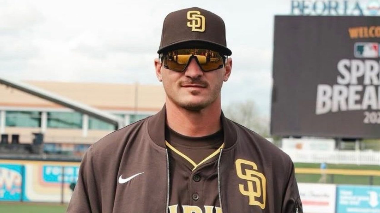 ICE libera a entrenador venezolano de los Padres