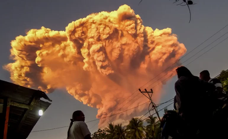 Indonesia en alerta máxima por erupciones volcánicas simultáneas