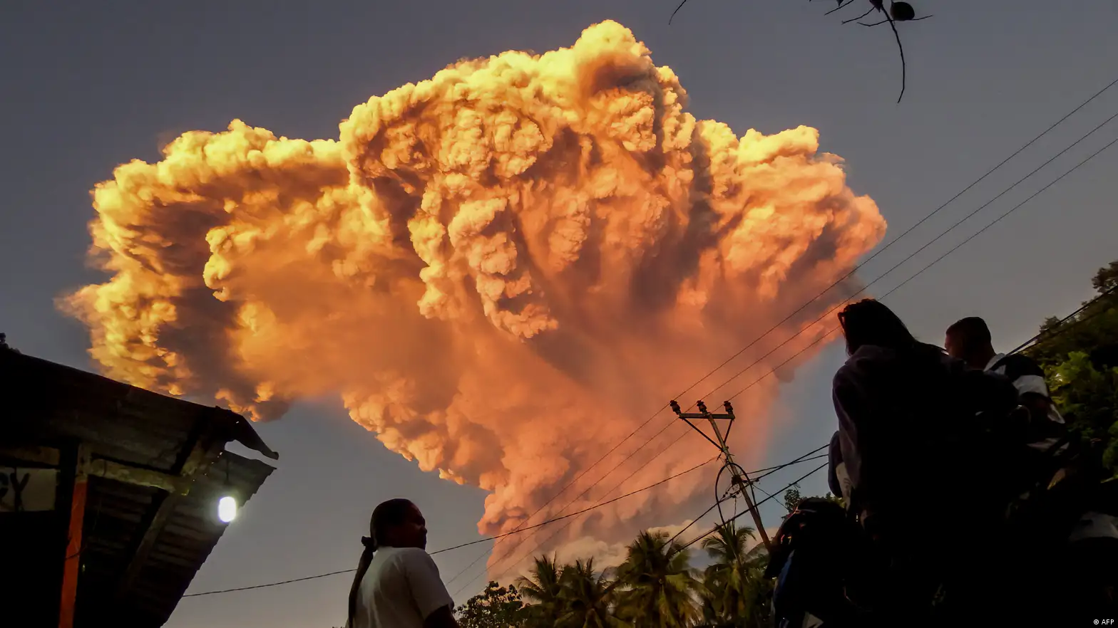 Indonesia en alerta máxima por erupciones volcánicas simultáneas