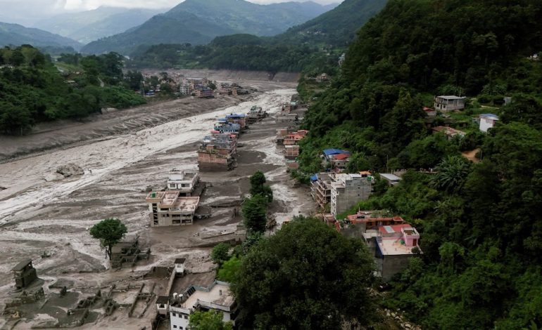 Milagro en Nepal: niña sobrevive atrapada casi tres días