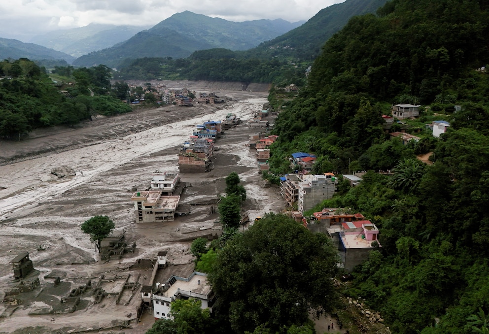 Milagro en Nepal: niña sobrevive atrapada casi tres días