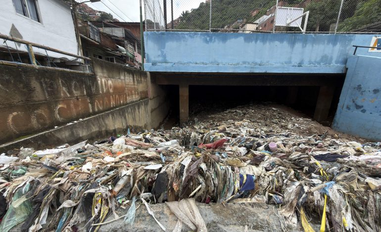 Onda Tropical N° 40 deja seis desaparecidos y graves daños en Venezuela