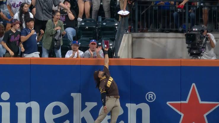 Tatis Jr. roba un grand slam a Lindor con jugada espectacular