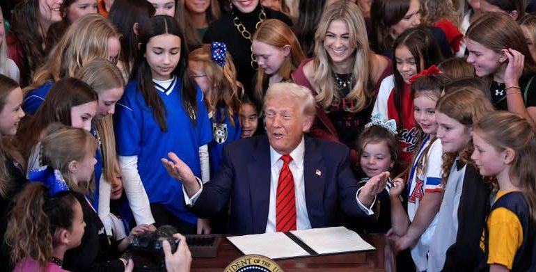 Trump endurece su postura sobre identidad de género en escuelas públicas