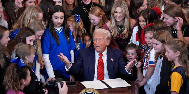 Trump endurece su postura sobre identidad de género en escuelas públicas