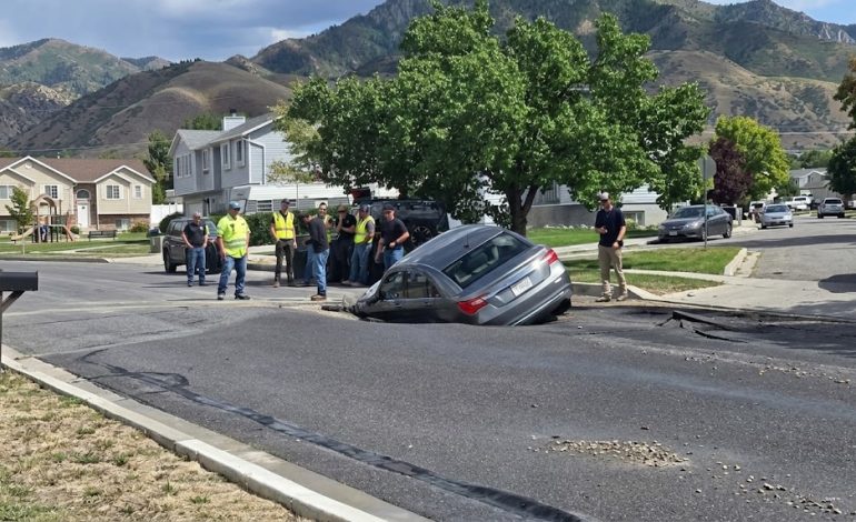 Vehículo cae en socavón en Tooele