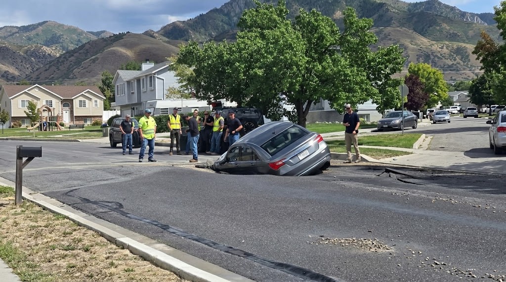Vehículo cae en socavón en Tooele