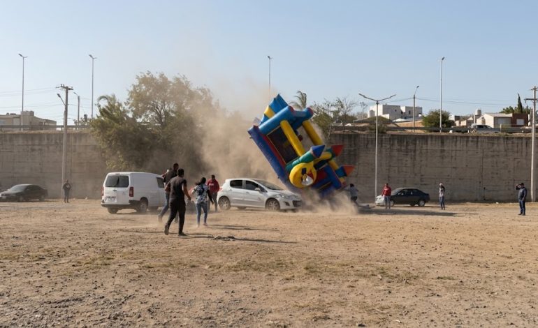 Viento derrumba tobogán inflable durante festejo infantil en Argentina