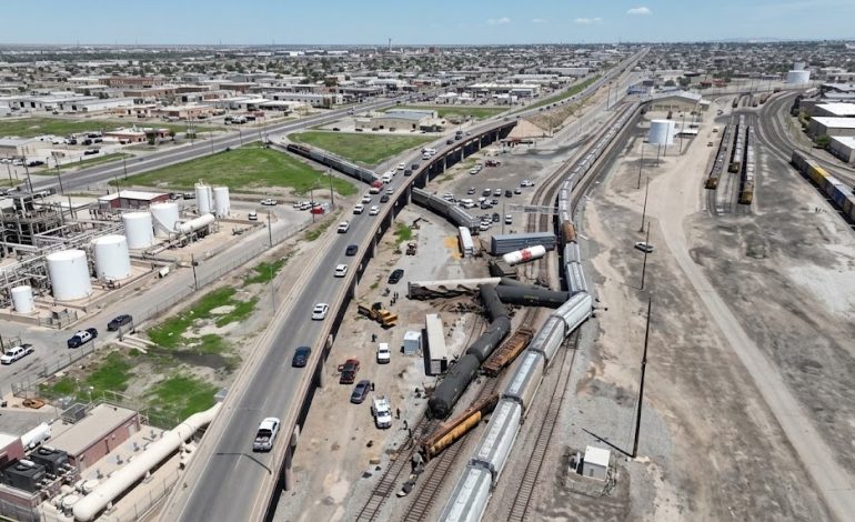Vientos huracanados tumban un tren de carga en Utah