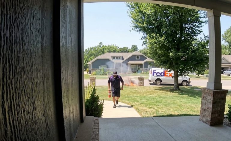 Furgoneta de FedEx provoca incendio en jardín de Oklahoma