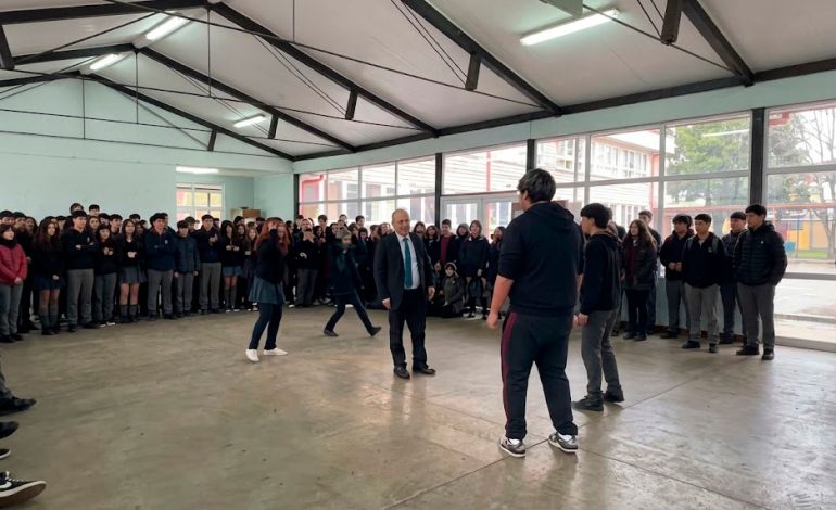¡Tiene más aura que todos! Inspector chileno se roba las redes