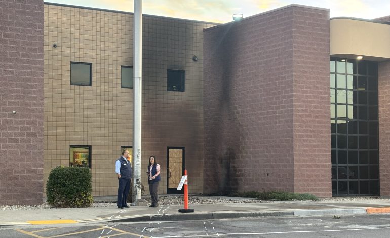 Conductor fallece al impactar contra una escuela