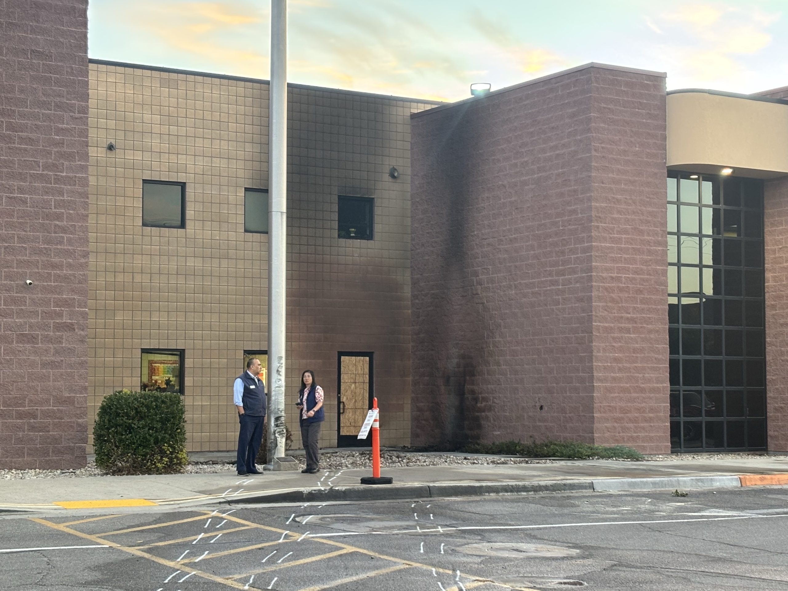Conductor fallece al impactar contra una escuela