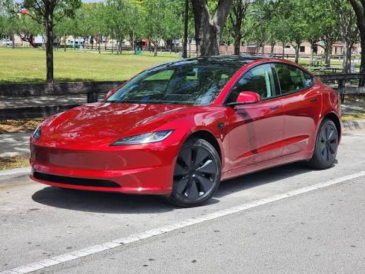 Tesla intenta cruzar aguas profundas y queda varado