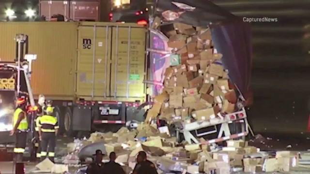 Dos semirremolques chocan y dispersan paquetes de Amazon