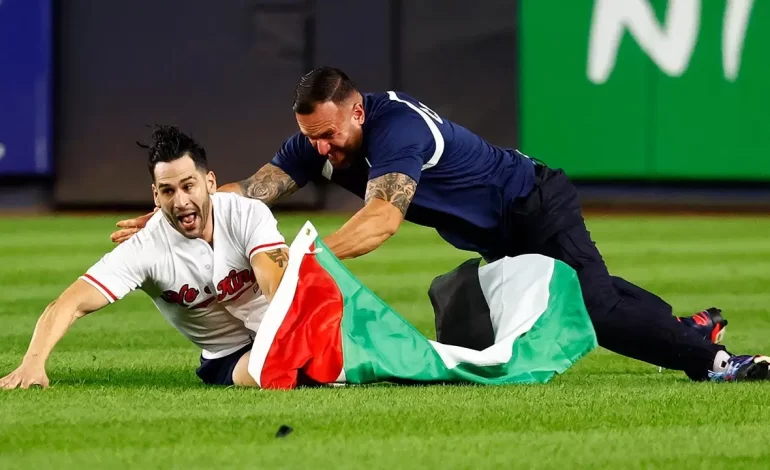 Hombre interrumpe juego Yankees-Mets con bandera palestina en el 11-S