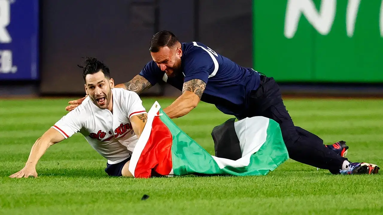 Hombre interrumpe juego Yankees-Mets con bandera palestina en el 11-S