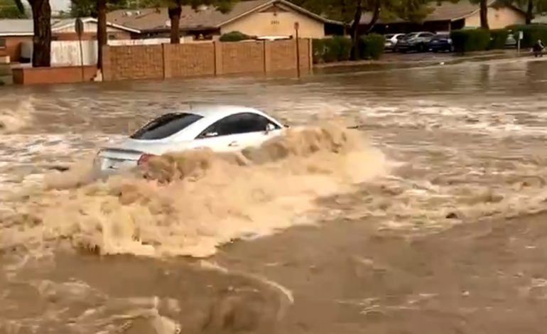 Inundaciones repentinas golpean Tucson, Arizona