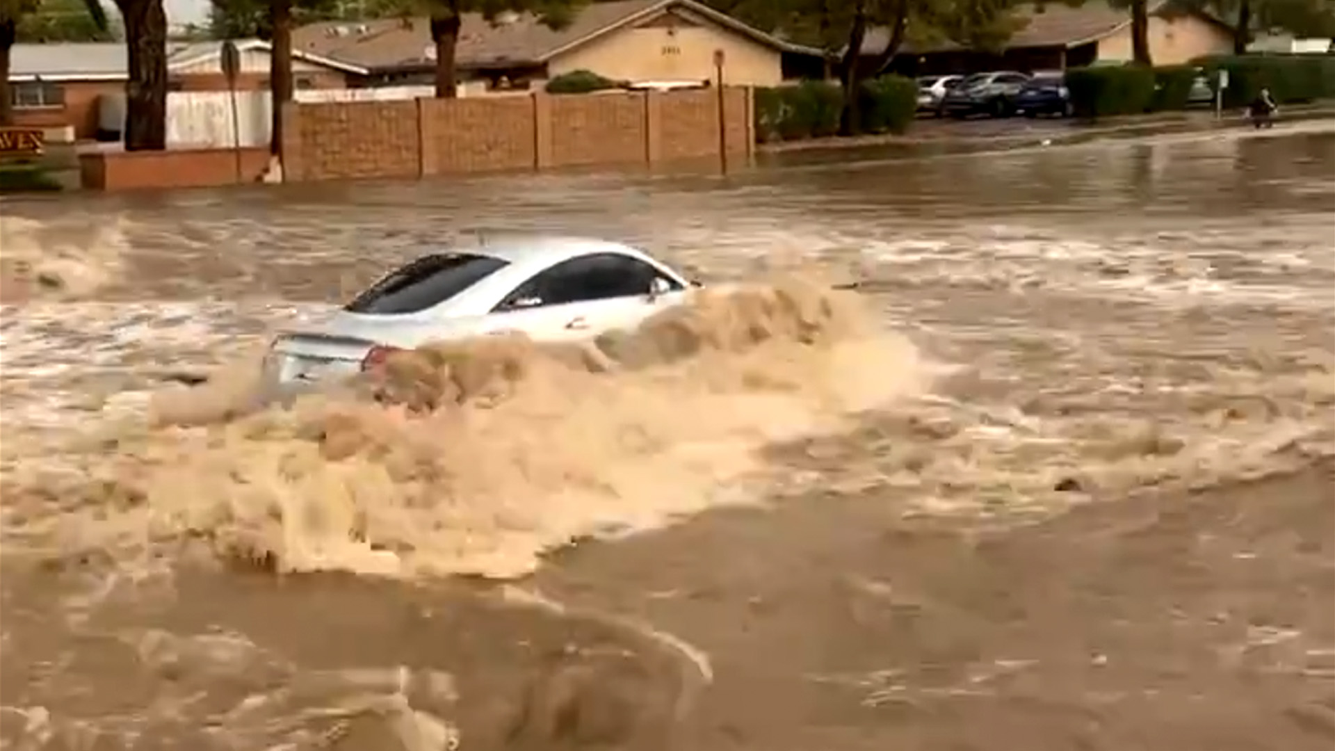 Inundaciones repentinas golpean Tucson, Arizona