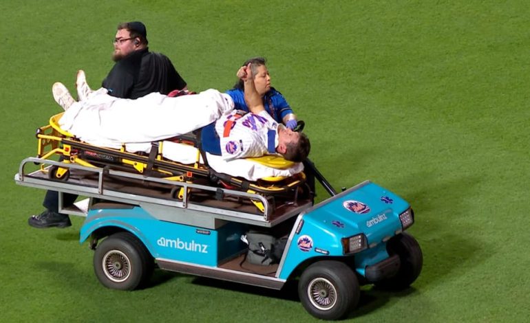 Susto en los Mets: pelotero sale en camilla tras fuerte choque