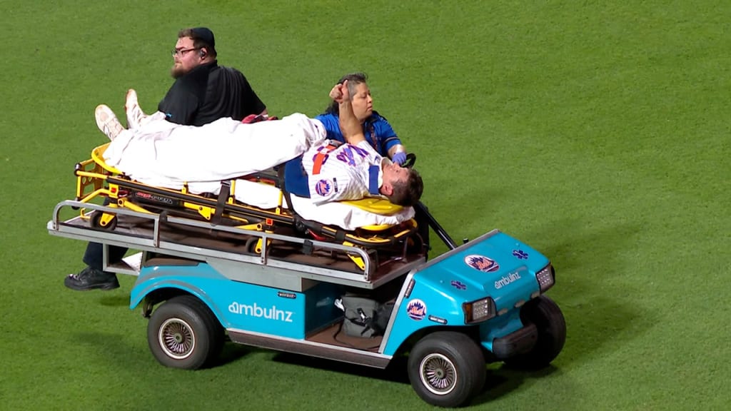 Susto en los Mets: pelotero sale en camilla tras fuerte choque