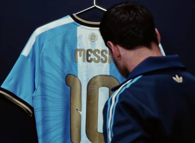 Messi presenta la camiseta oficial de su despedida