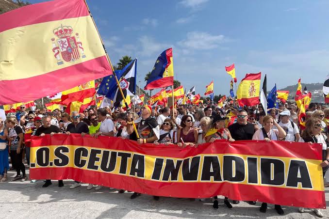 Multitud de ceutíes marcha hacia la frontera del Tarajal