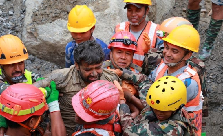Nepal: dos sobrevivientes encontrados tras 9 días bajo tierra