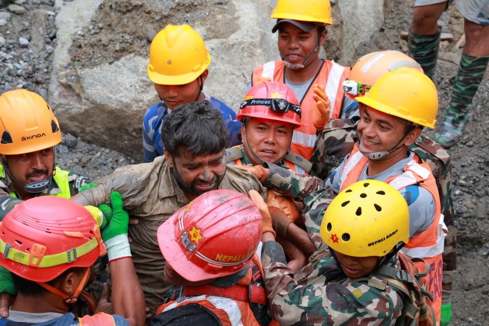 Nepal: dos sobrevivientes encontrados tras 9 días bajo tierra